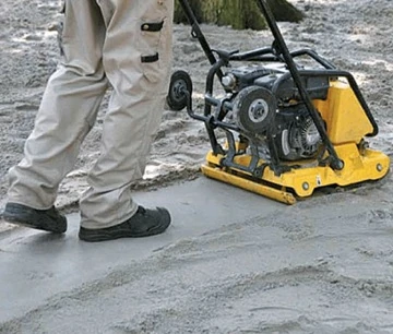 zagęszczanie betonu na podjeździe.webp